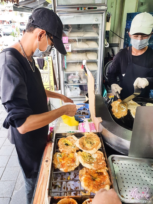 【宜蘭美食】柯氏蔥油餅。礁溪必吃人氣美食！50年老店~永遠大排長龍的炸蛋蔥油餅