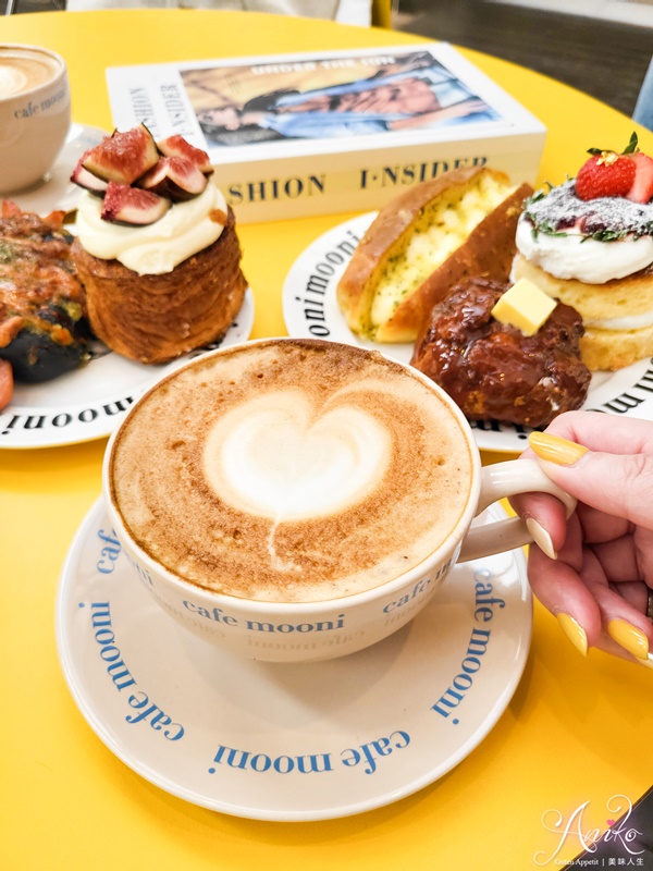 【首爾美食】Café Mooni Apgujeong。首爾超人氣網美咖啡廳！超夢幻歐式庭院讓人美照拍不停