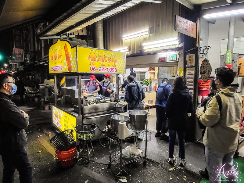 【台南美食】石頭鄉燜烤香味玉米。保安路上飄香35年的香濃烤玉米！排隊等上一小時也要吃~在地人的午茶宵夜良伴