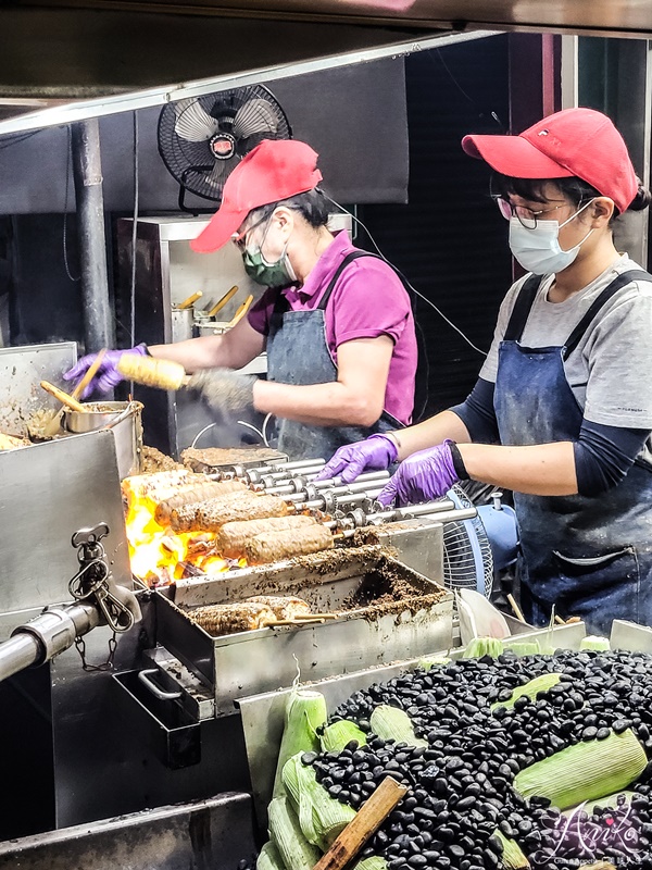 【台南美食】石頭鄉燜烤香味玉米。保安路上飄香35年的香濃烤玉米！排隊等上一小時也要吃~在地人的午茶宵夜良伴