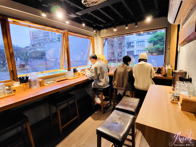 【台北美食】隱家拉麵 (赤峰店)。中山超人氣排隊拉麵！開店前就爆滿～必點百元豪華叉燒拼盤