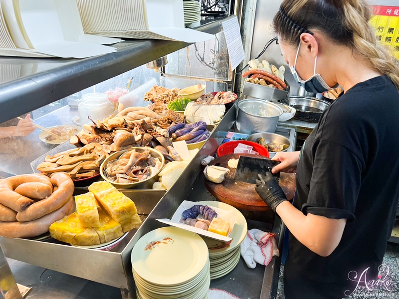 【台南美食】阿龍香腸熟肉。保安路超人氣美食～80年老店愛吃什麼切什麼