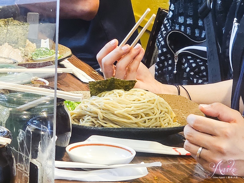 【東京美食】龍之家拉麵。新宿豚骨拉麵推薦！下著大雨排隊也要吃~在地人都吃這家！