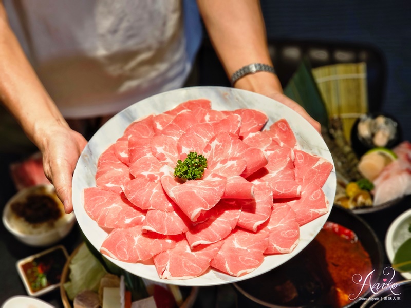 【台南美食】十色鍋物。後甲圓環旁人氣小火鍋！桌邊現炒免收服務費~10多款風味湯頭選擇豐富又美味