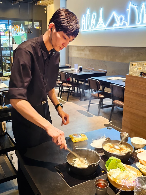 【台南美食】十色鍋物。後甲圓環旁人氣小火鍋！桌邊現炒免收服務費~10多款風味湯頭選擇豐富又美味