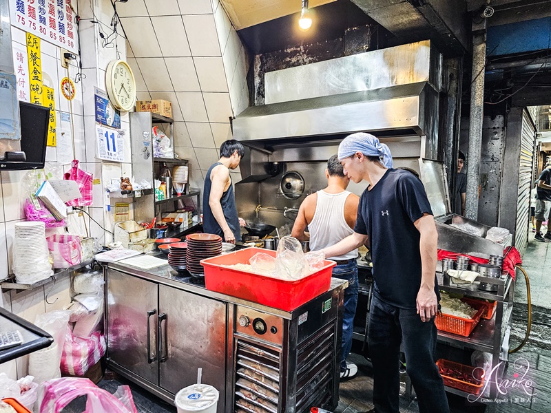 【基隆美食】阿華炒麵。基隆夜市排隊人氣店！從早賣到半夜~在地人的深夜食堂，最濃郁美味的咖哩炒麵