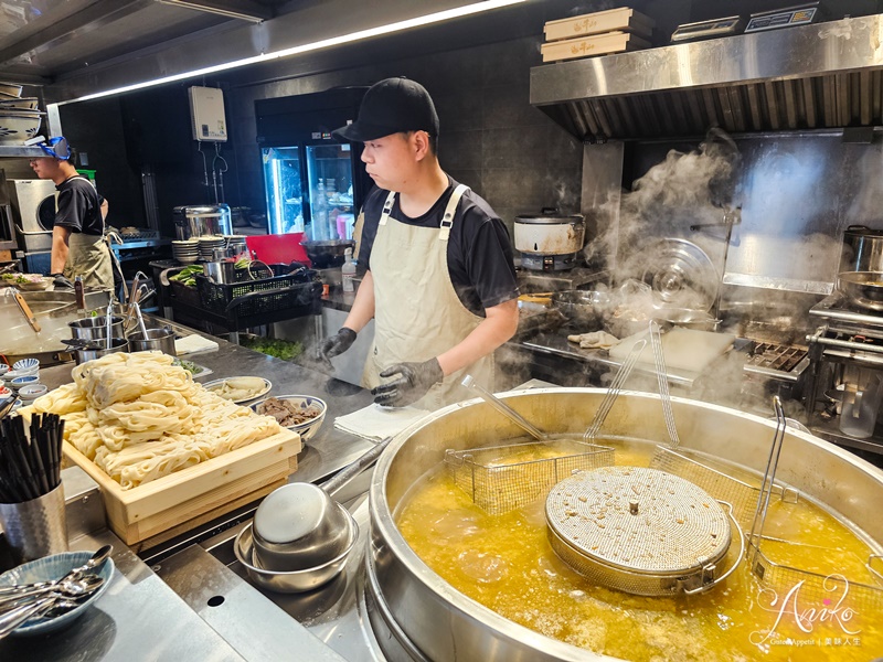 【桃園美食】牛山牛肉麵燒肉飯。桃園爆紅排隊牛肉麵！開店前就擠滿人潮～清燉牛肉麵這家真心超強