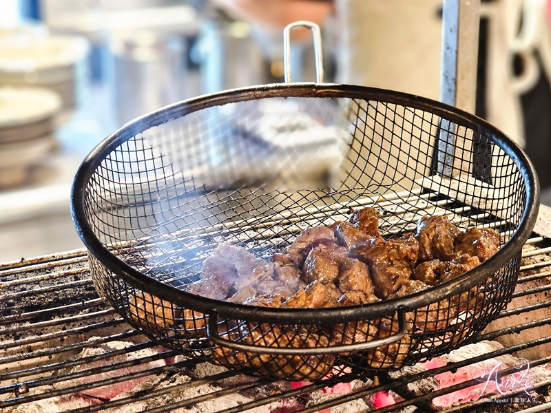 【桃園美食】牛山牛肉麵燒肉飯。桃園爆紅排隊牛肉麵！開店前就擠滿人潮～清燉牛肉麵這家真心超強