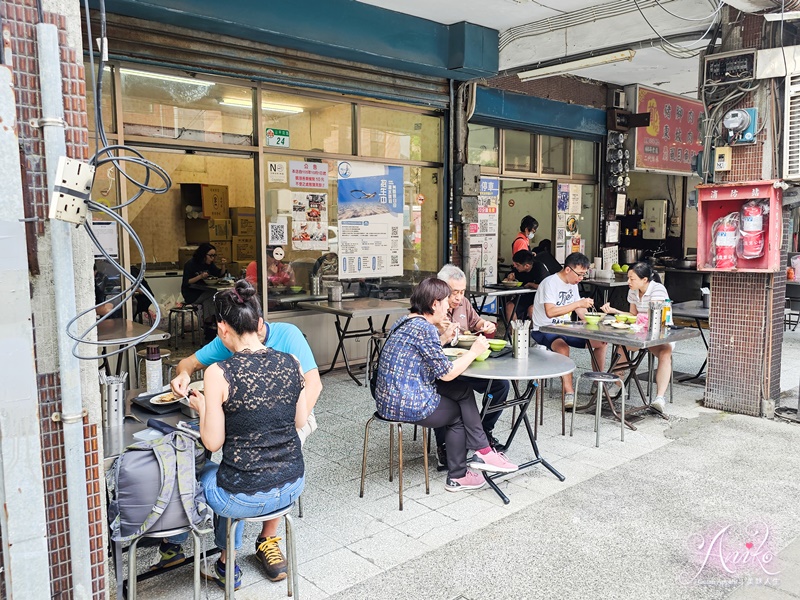 【台北美食】鄭記豬腳飯。飄香60年的排隊黑金豬腳飯！還有大骨湯免費喝到飽