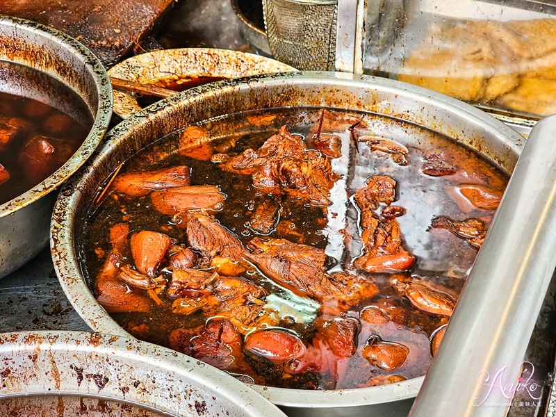 【台北美食】鄭記豬腳飯。飄香60年的排隊黑金豬腳飯！還有大骨湯免費喝到飽