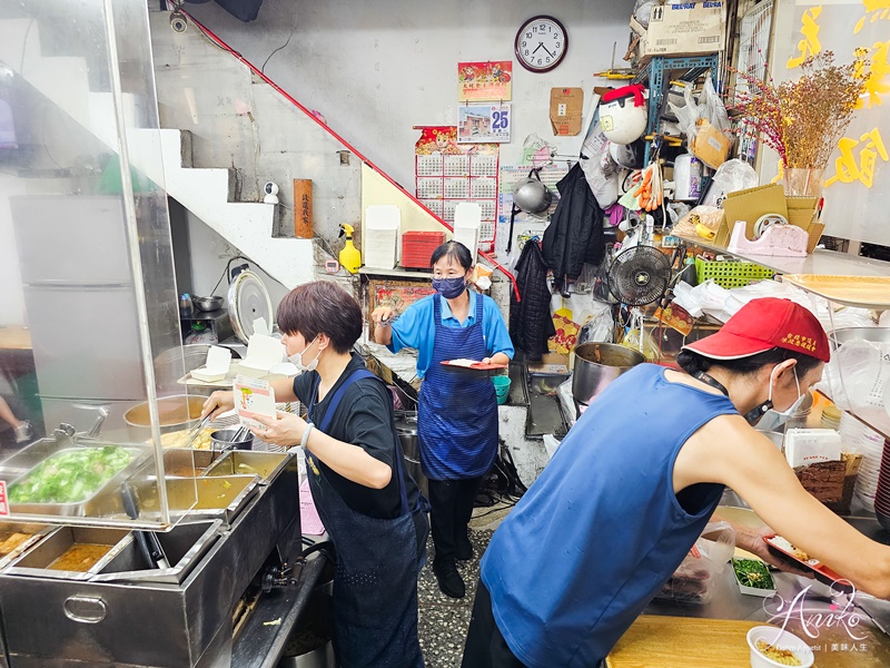 【台北美食】滷三塊五花肉飯。北投超人氣排隊美食~半夜1點還要排隊的招牌五花肉