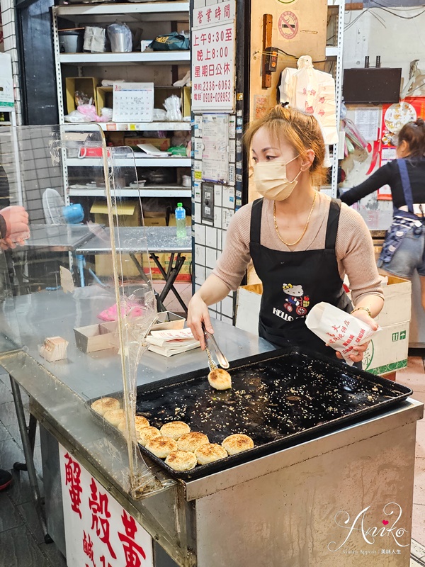 【台北美食】萬大蟹殼黃碳烤燒餅店。出爐就秒殺的萬華超人氣小吃~老饕一吃20年