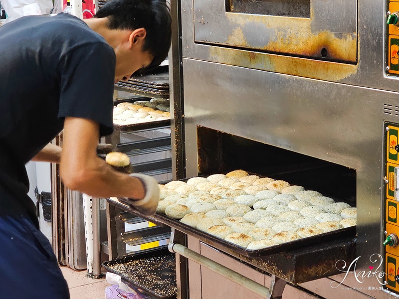 【台北美食】萬大蟹殼黃碳烤燒餅店。出爐就秒殺的萬華超人氣小吃~老饕一吃20年