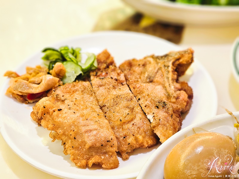 【台北美食】東一排骨總店。西門町54年老字號排骨飯！復古夜總會裡吃古早味排骨飯