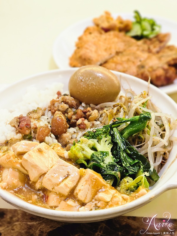 【台北美食】東一排骨總店。西門町54年老字號排骨飯！復古夜總會裡吃古早味排骨飯