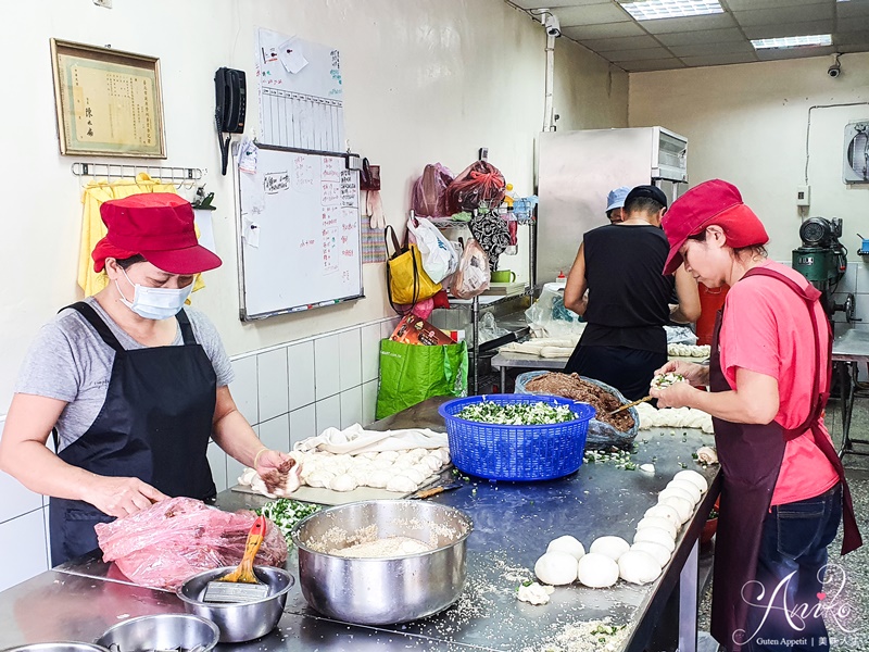 【台北美食】南港老張燒餅店。台北30多年胡椒餅老店！老麵手工製作，一出爐就秒殺