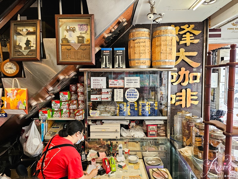 【台北美食】蜂大咖啡。西門町70年老字號咖啡館！招牌早餐130元高CP值~咖啡香醇迷人