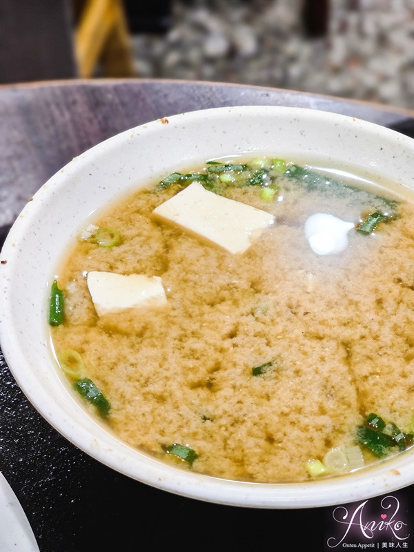 【台北美食】老牌張豬腳飯。延三夜市超人氣豬腳飯！鹹香醇厚好下飯~用餐時間外帶人潮多