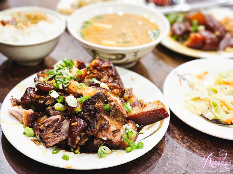 【台北美食】老牌張豬腳飯。延三夜市超人氣豬腳飯！鹹香醇厚好下飯~用餐時間外帶人潮多