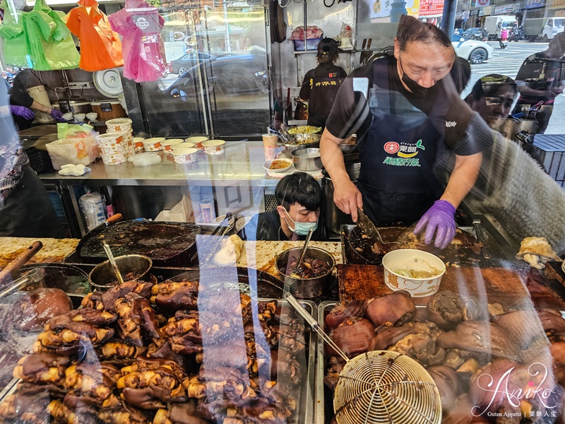 【台北美食】老牌張豬腳飯。延三夜市超人氣豬腳飯！鹹香醇厚好下飯~用餐時間外帶人潮多