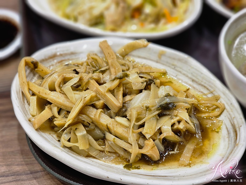 【台北美食】老牌張豬腳飯。延三夜市超人氣豬腳飯！鹹香醇厚好下飯~用餐時間外帶人潮多