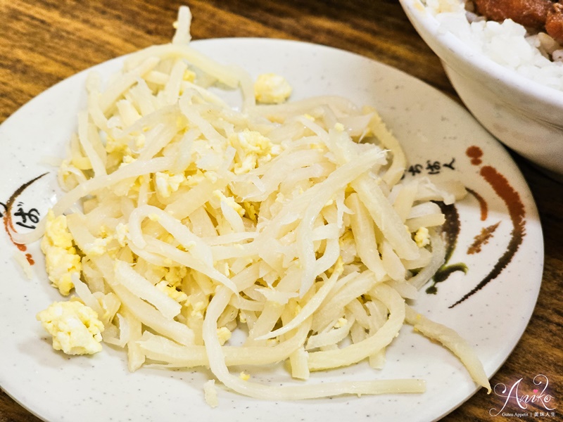 【台南美食】福生小食店。海安路美食推薦！20元肉燥飯~炭火加熱熬煮而成，搭一碗綜合丸湯超完美