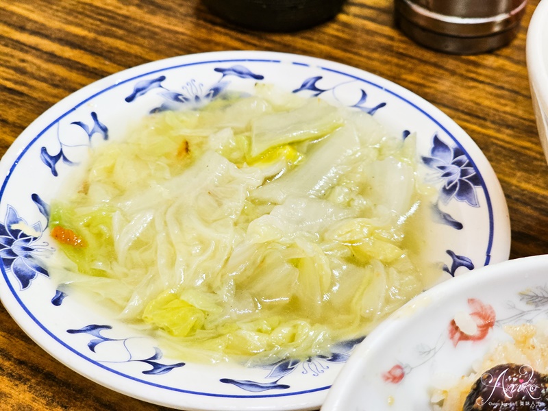 【台南美食】福生小食店。海安路美食推薦！20元肉燥飯~炭火加熱熬煮而成，搭一碗綜合丸湯超完美