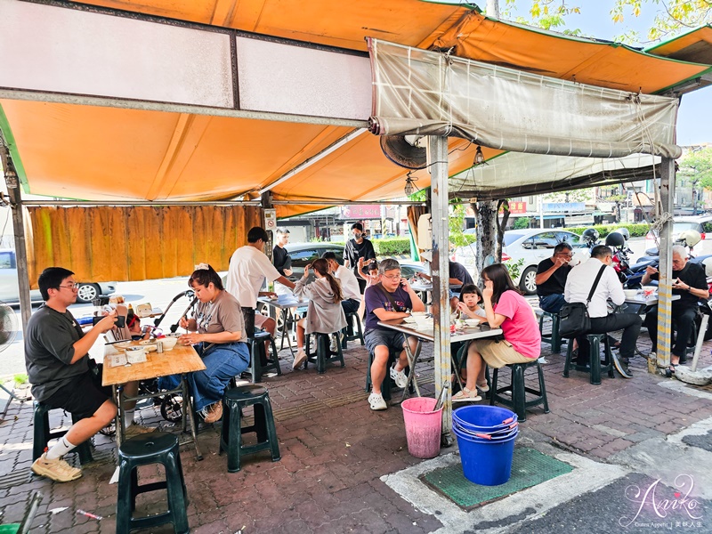 【台南美食】福生小食店。海安路美食推薦！20元肉燥飯~炭火加熱熬煮而成，搭一碗綜合丸湯超完美