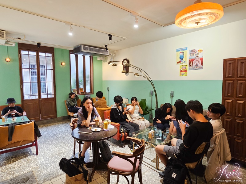 【台北美食】Tella Tella Cafe。赤峰街巷弄復古咖啡廳！日式昭和風格～可愛又好拍