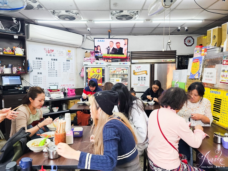 【台北美食】楊記大餛飩。忠孝敦化ZARA巷弄人氣美食！巴掌大的飽滿紅油抄手~一試成主顧