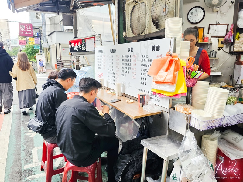 【台北美食】楊記大餛飩。忠孝敦化ZARA巷弄人氣美食！巴掌大的飽滿紅油抄手~一試成主顧