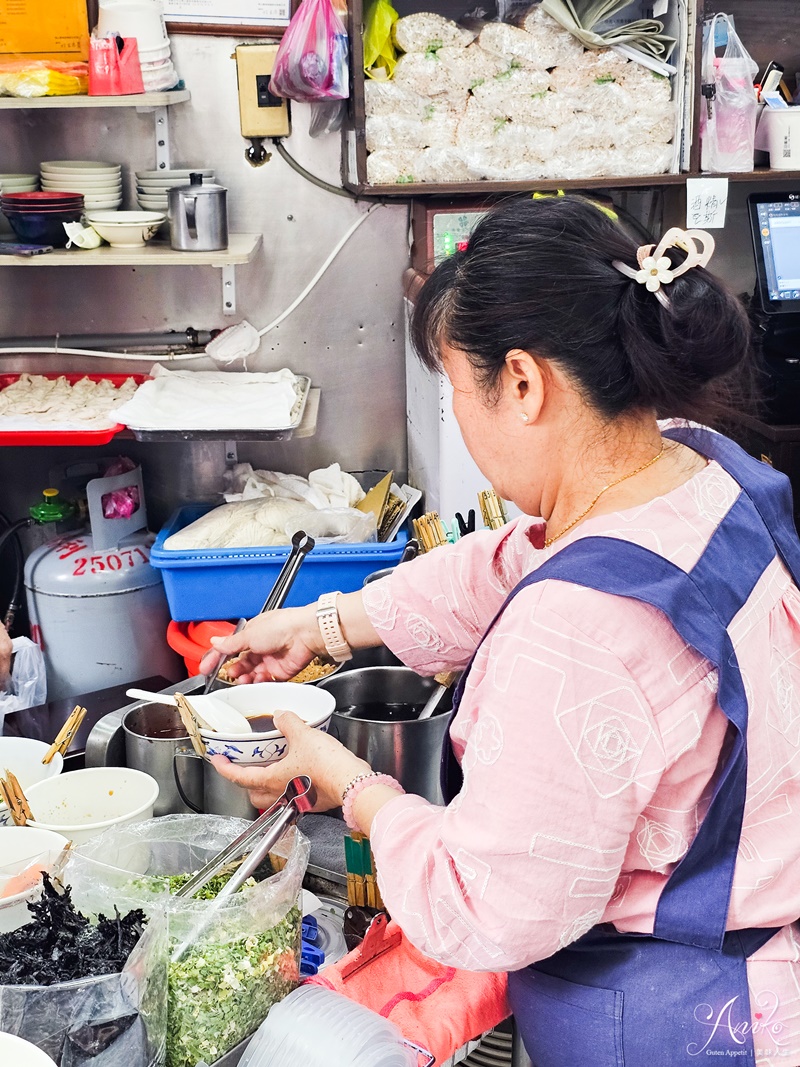 【台北美食】楊記大餛飩。忠孝敦化ZARA巷弄人氣美食！巴掌大的飽滿紅油抄手~一試成主顧