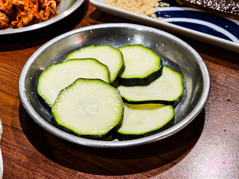 【台北美食】新山韓國烤肉。士林夜市聚餐美食推薦！免收服務費超平價韓式烤肉~6公分長大阪條牛肉好吃必點