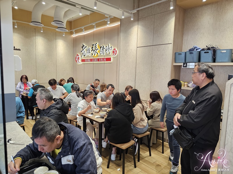 【台北美食】老牌張豬腳飯。延三夜市超人氣豬腳飯！鹹香醇厚好下飯~用餐時間外帶人潮多