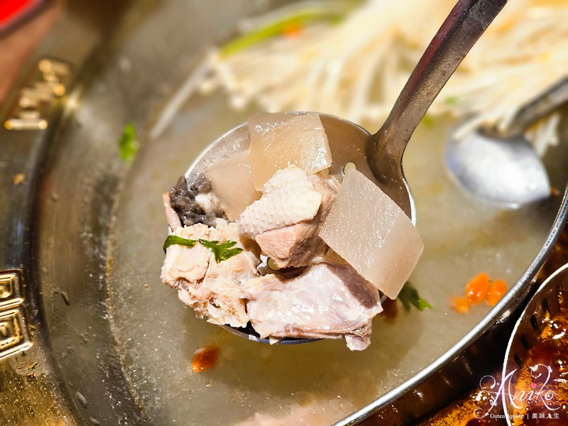 【台北美食】龍門陣四川火鍋八德店。台北四川火鍋推薦！成都市場風裝潢~九宮格套餐、炸酥肉、吊龍全上桌