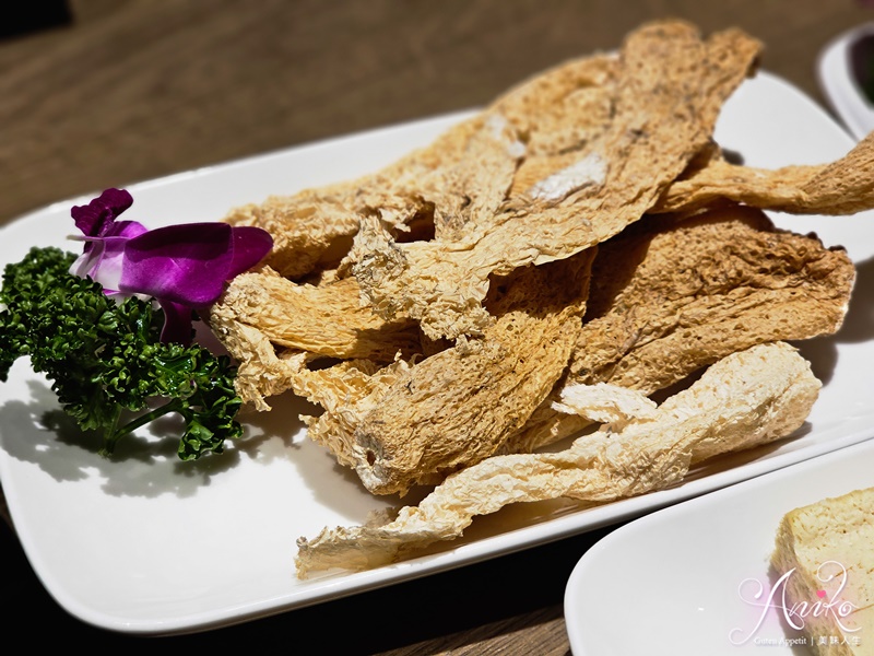 【台北美食】星曜雞湯。中山區火鍋推薦！雞湯界的LV~金湯膠原湯底香醇滋補又美味