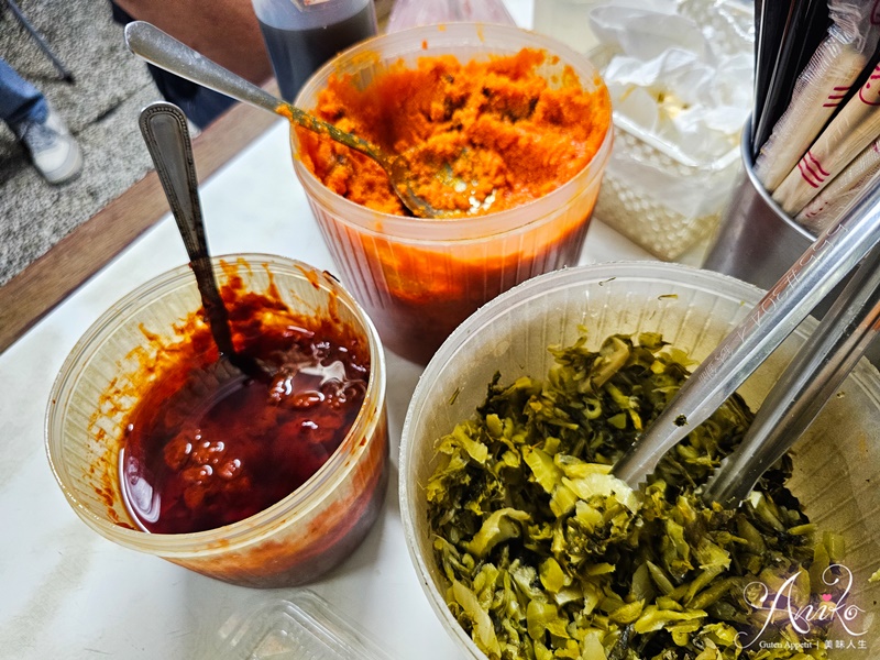 【台北美食】小吳牛肉麵。西門町牛肉麵一條街王者！24小時營業~110元內用免費續湯，牛油酸菜爽加