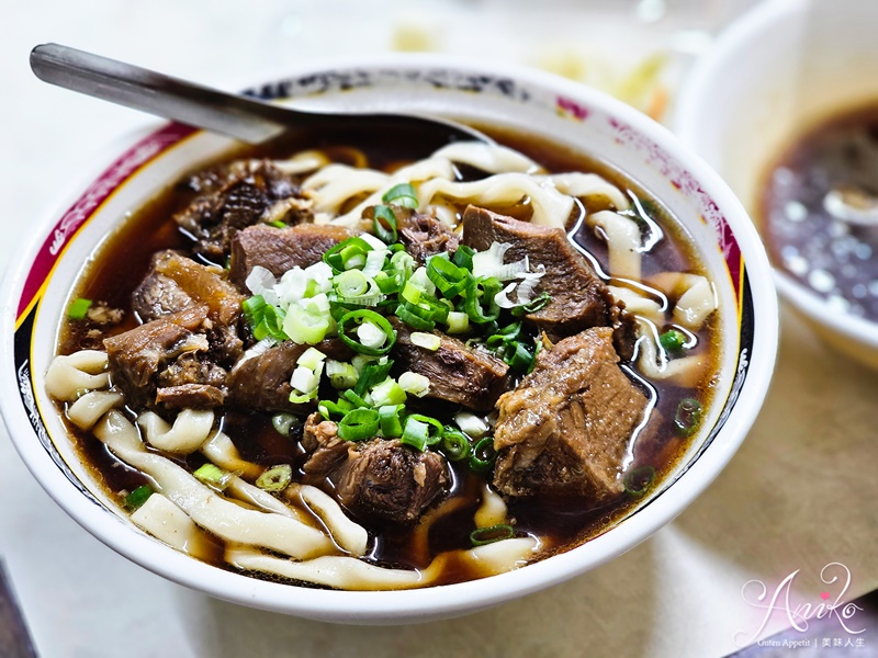 【台北美食】小吳牛肉麵。西門町牛肉麵一條街王者！24小時營業~110元內用免費續湯，牛油酸菜爽加