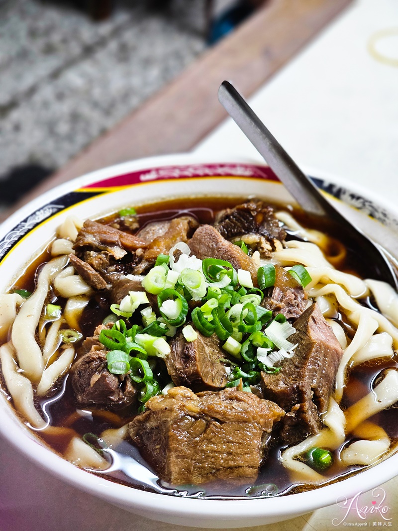 【台北美食】小吳牛肉麵。西門町牛肉麵一條街王者！24小時營業~110元內用免費續湯，牛油酸菜爽加