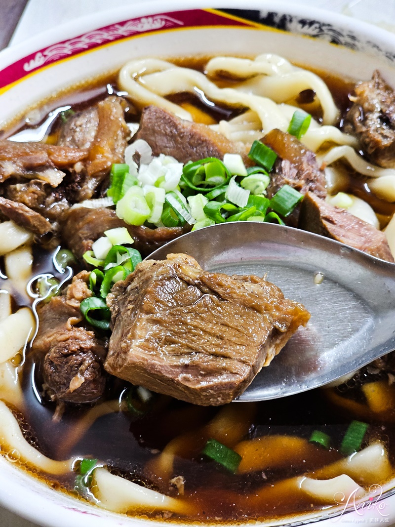 【台北美食】小吳牛肉麵。西門町牛肉麵一條街王者！24小時營業~110元內用免費續湯，牛油酸菜爽加
