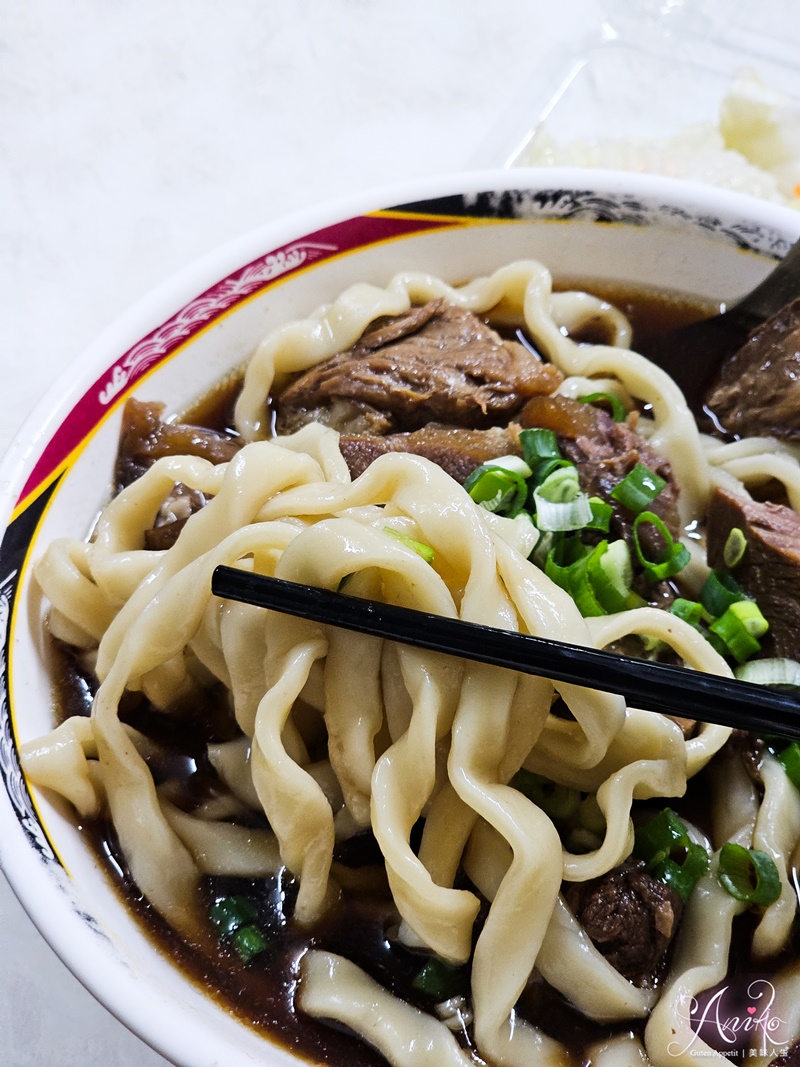 【台北美食】小吳牛肉麵。西門町牛肉麵一條街王者！24小時營業~110元內用免費續湯，牛油酸菜爽加