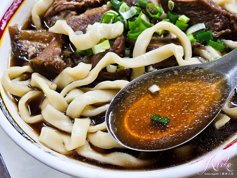 【台北美食】小吳牛肉麵。西門町牛肉麵一條街王者！24小時營業~110元內用免費續湯，牛油酸菜爽加