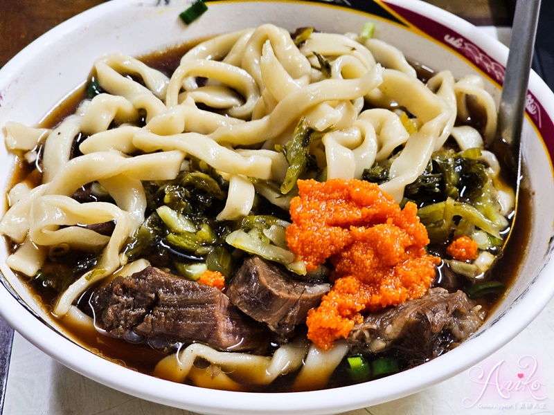 【台北美食】小吳牛肉麵。西門町牛肉麵一條街王者！24小時營業~110元內用免費續湯，牛油酸菜爽加