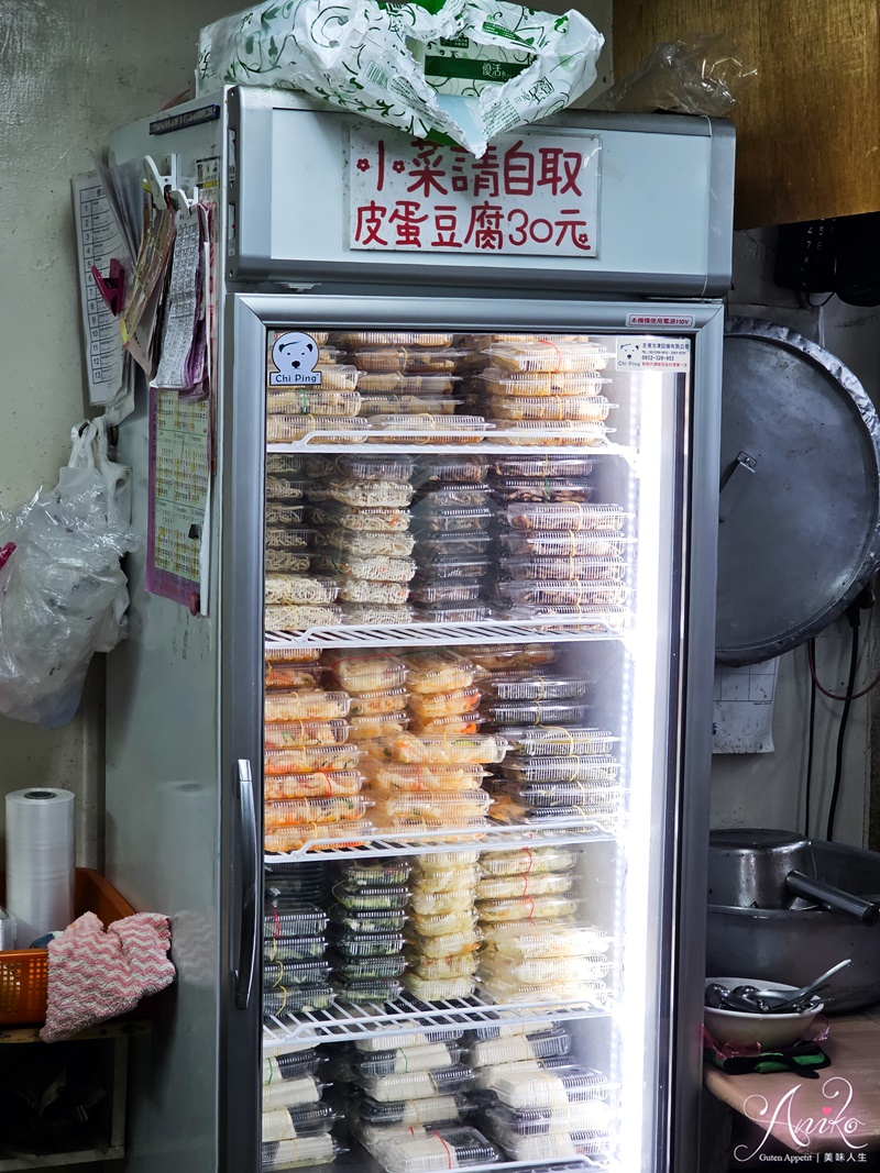 【台北美食】小吳牛肉麵。西門町牛肉麵一條街王者！24小時營業~110元內用免費續湯，牛油酸菜爽加