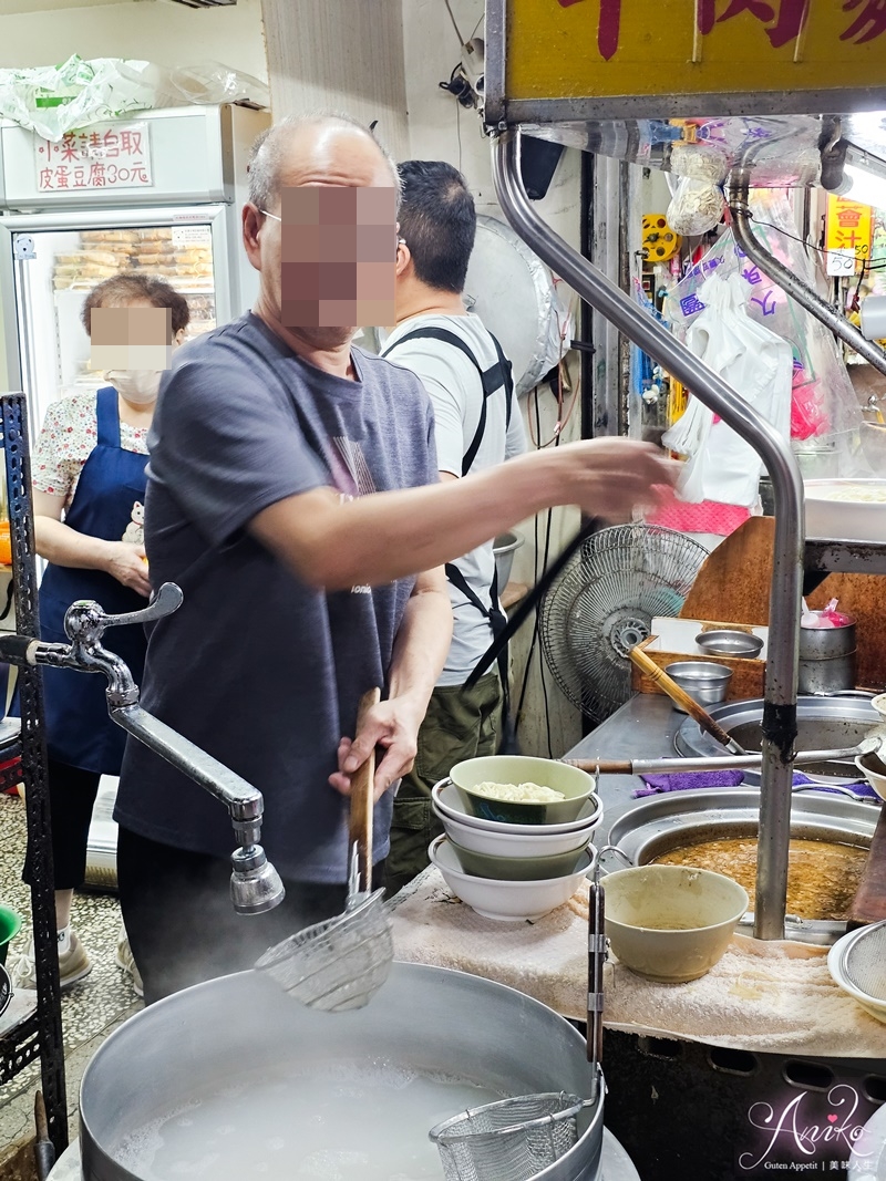 【台北美食】小吳牛肉麵。西門町牛肉麵一條街王者！24小時營業~110元內用免費續湯，牛油酸菜爽加