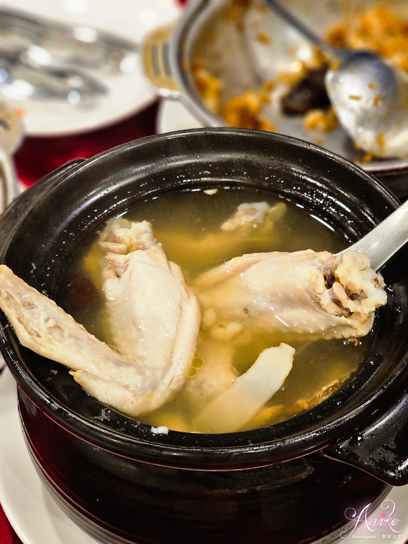 【台北美食】龍少爺港式海鮮。中山區40年粵菜餐廳！招牌滷雞爪、煲仔飯和星洲醬螃蟹一次滿足