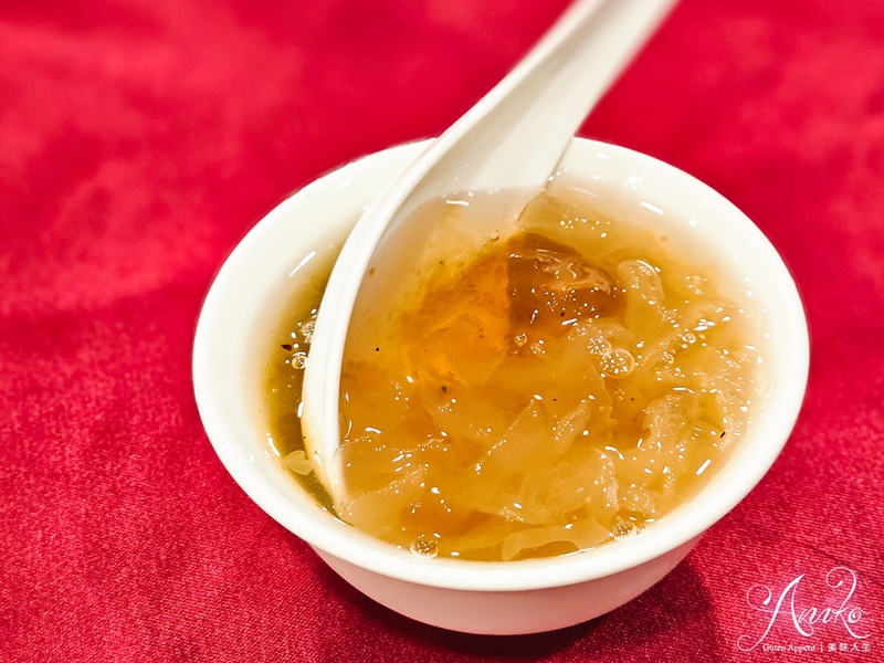 【台北美食】龍少爺港式海鮮。中山區40年粵菜餐廳！招牌滷雞爪、煲仔飯和星洲醬螃蟹一次滿足