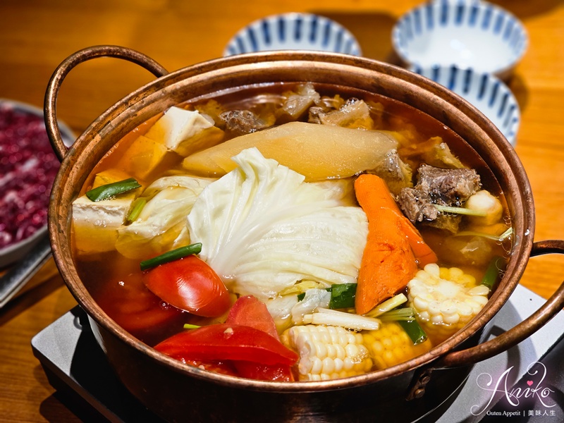 【台北美食】牛肆。台北預約困難溫體牛肉鍋！上選部位加上蔬果湯頭超好吃