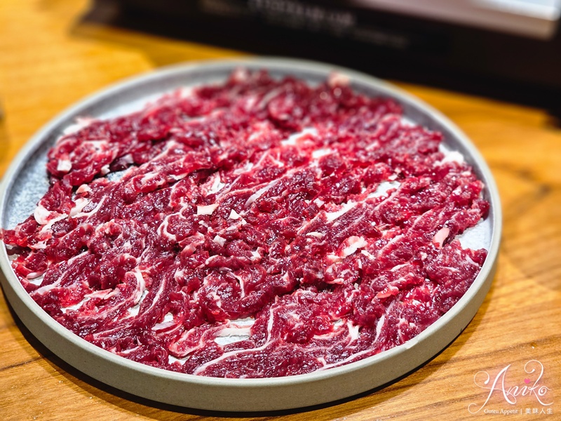 【台北美食】牛肆。台北預約困難溫體牛肉鍋！上選部位加上蔬果湯頭超好吃
