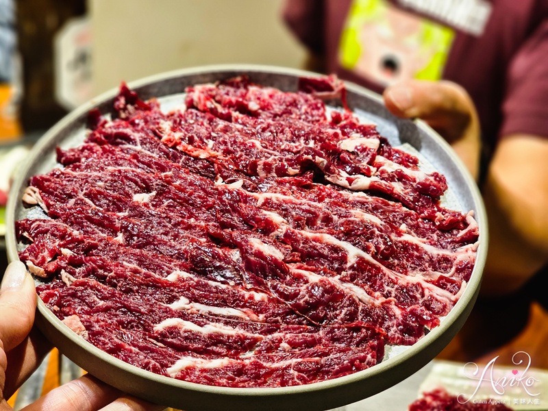 【台北美食】牛肆。台北預約困難溫體牛肉鍋！上選部位加上蔬果湯頭超好吃